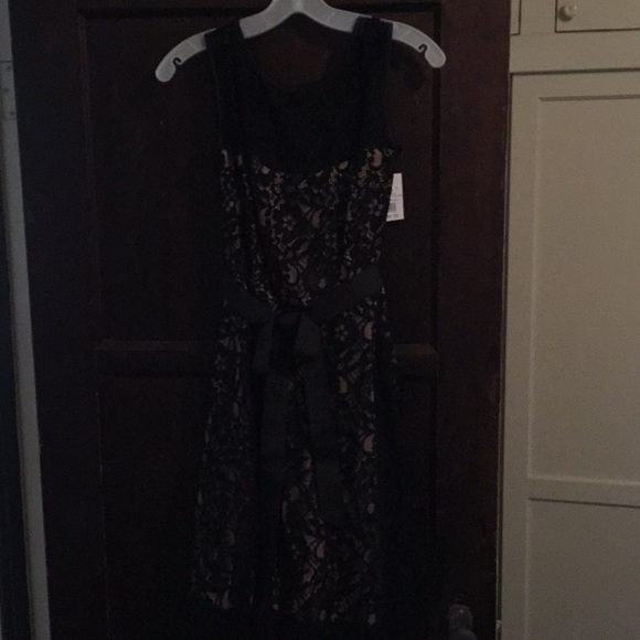 Black lace dress with tan underlay - Picture 2 of 4